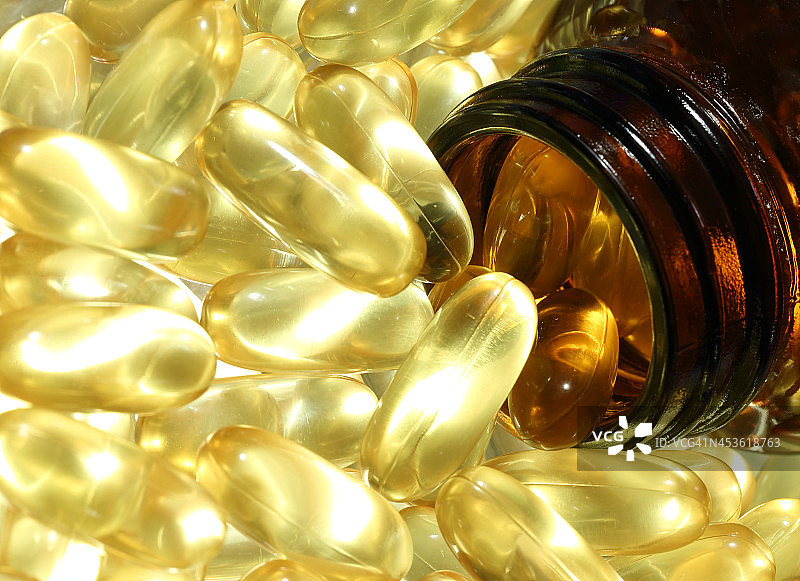 金色凝胶维生素Omega-3鱼油胶囊图片素材