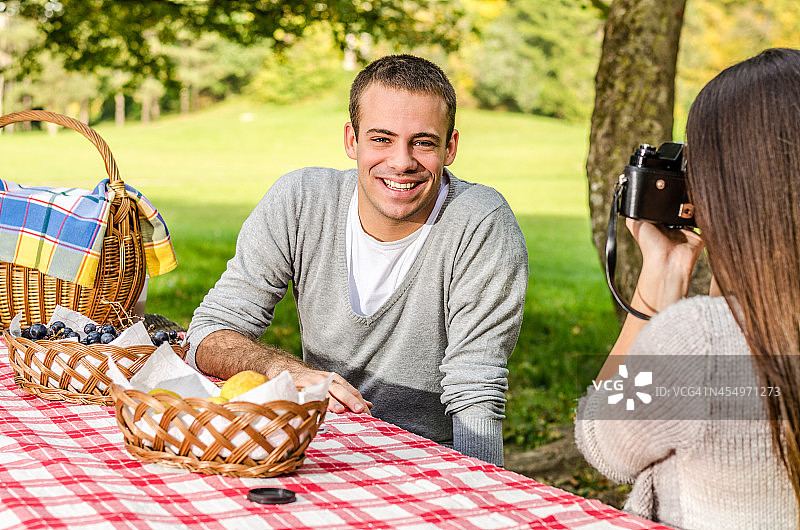 幸福情侣野餐图片素材