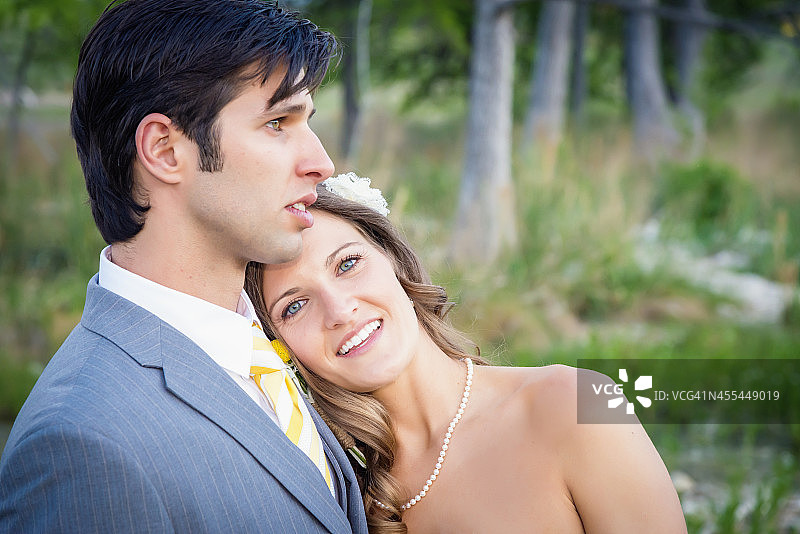 美国德克萨斯州，新娘肖像，新郎看向别处图片素材