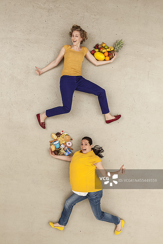 米色背景下的美食女性图片素材