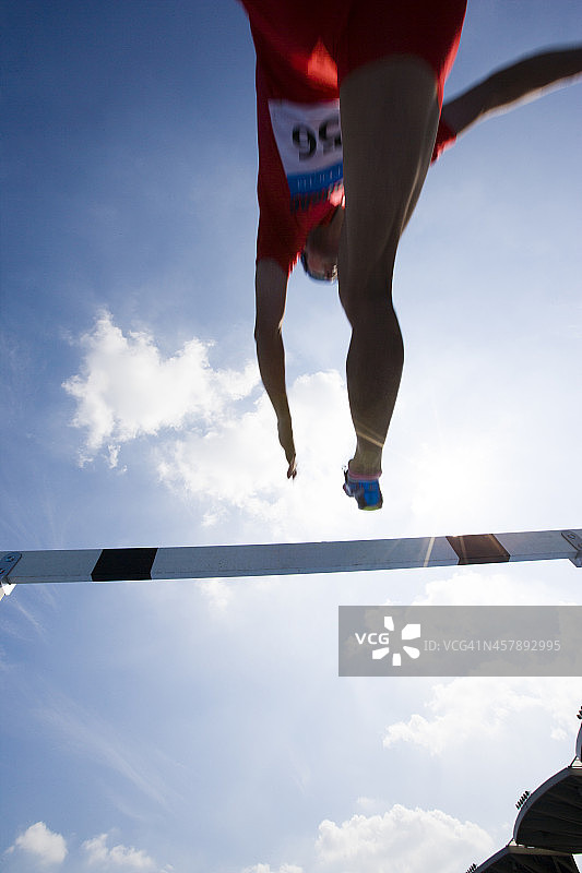 男人在比赛中跨越栏架图片素材