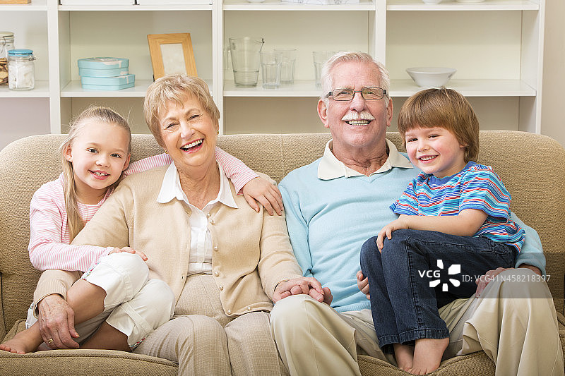 一家人在沙发上图片素材