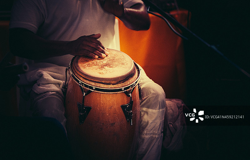 演奏康茄鼓图片素材