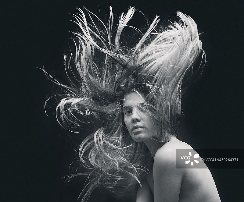 年轻漂亮的女人秀发飞扬图片素材