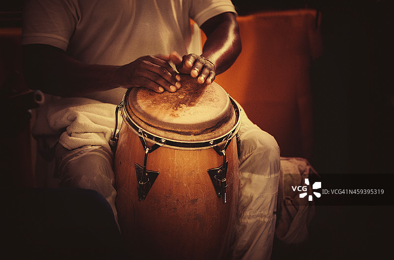 演奏康茄鼓图片素材