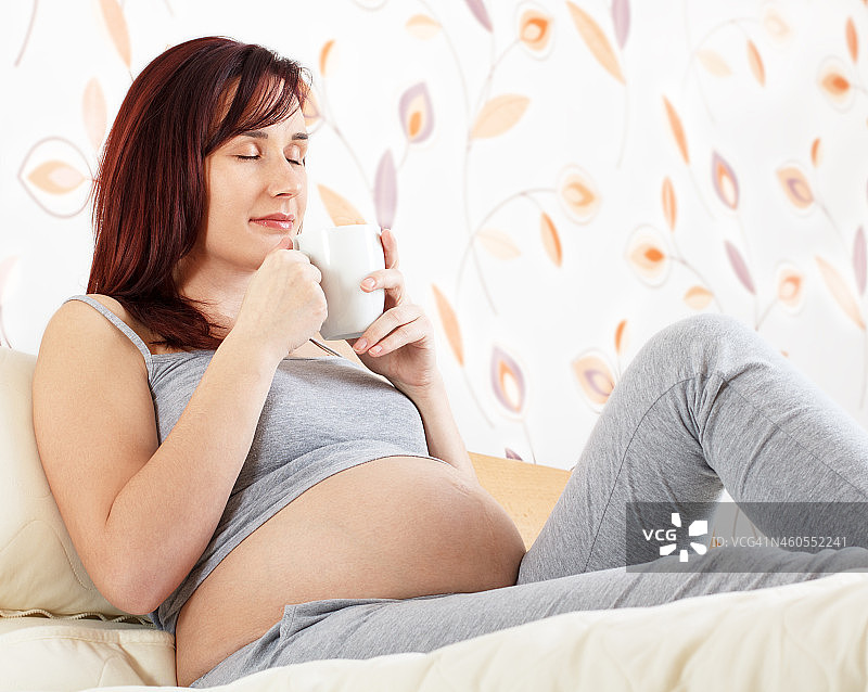 孕妇躺在床上图片素材