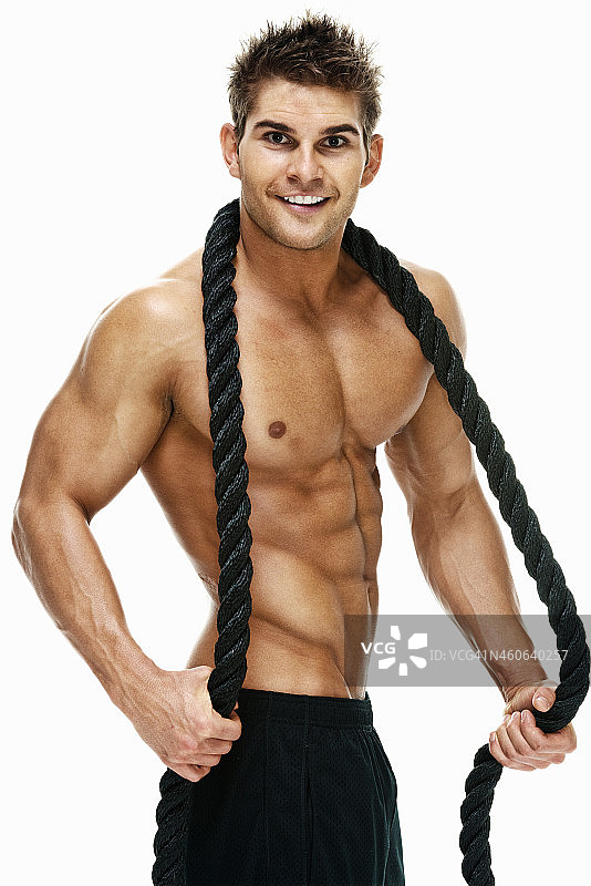 脖子上缠着绳子的赤膊男人图片素材