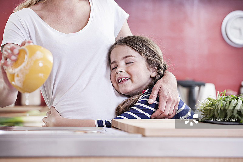 德国科隆：母女洗碗图片素材