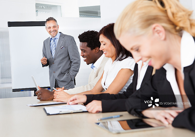 商务人士在演示图片素材