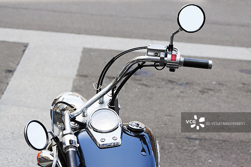 带后视镜的摩托车把手，留白图片素材