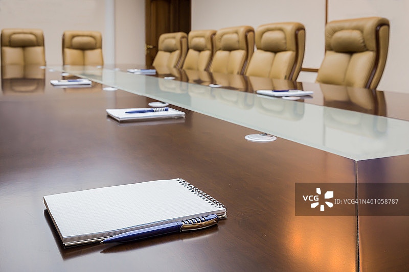 桌子上的记事本图片素材