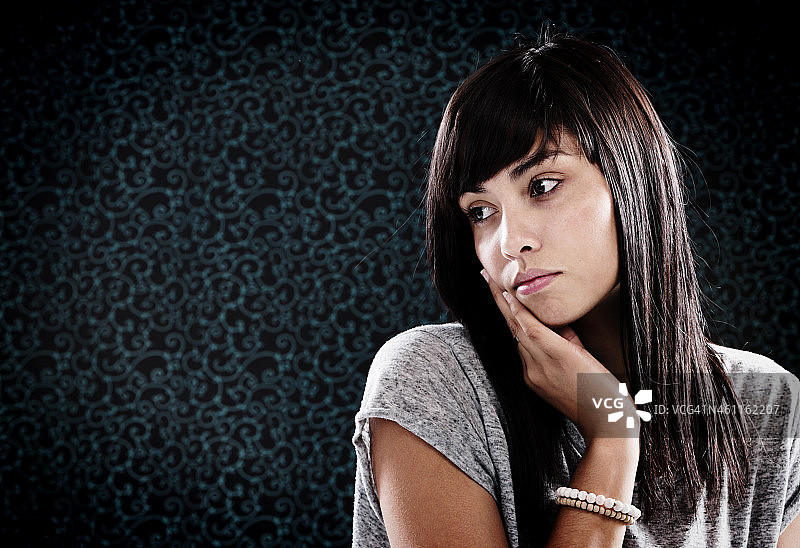 漂亮的女人若有所思图片素材