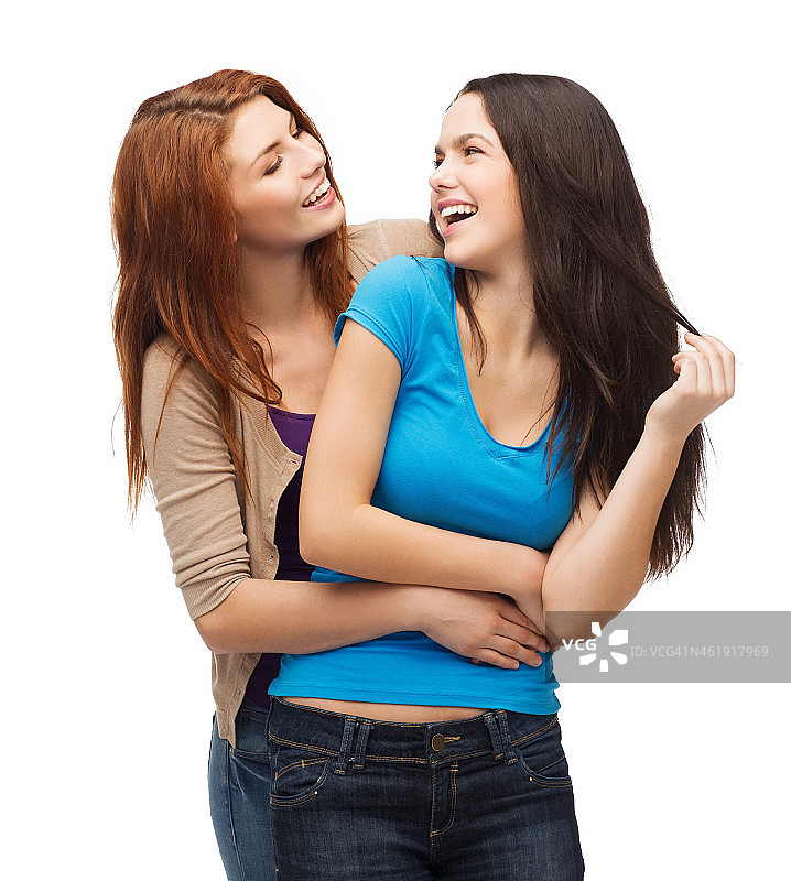 两个互相看着对方的欢笑女孩图片素材