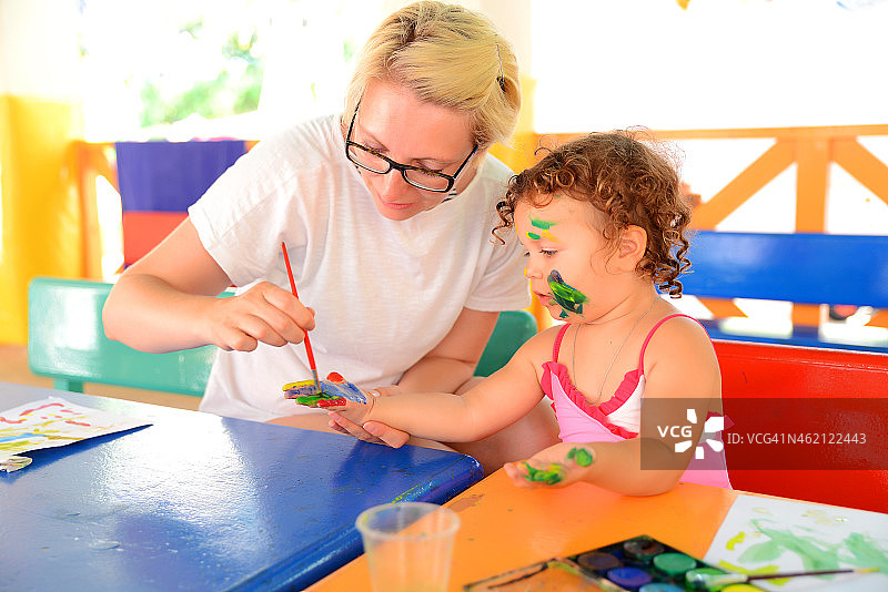 母亲在女儿手上绘画图片素材