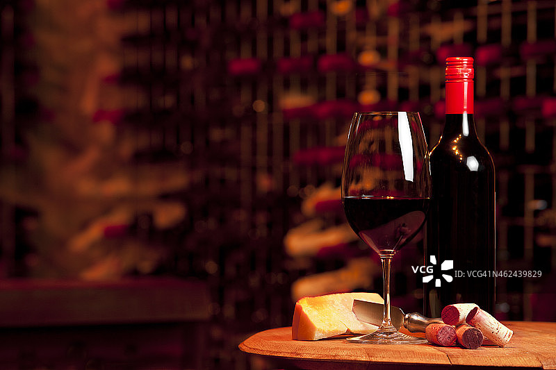 酒窖里的一瓶和一杯红酒图片素材