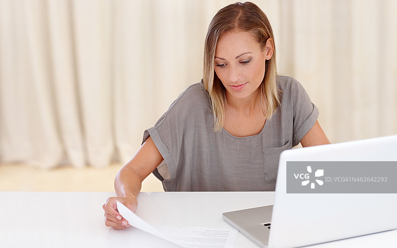 撰写报告图片素材