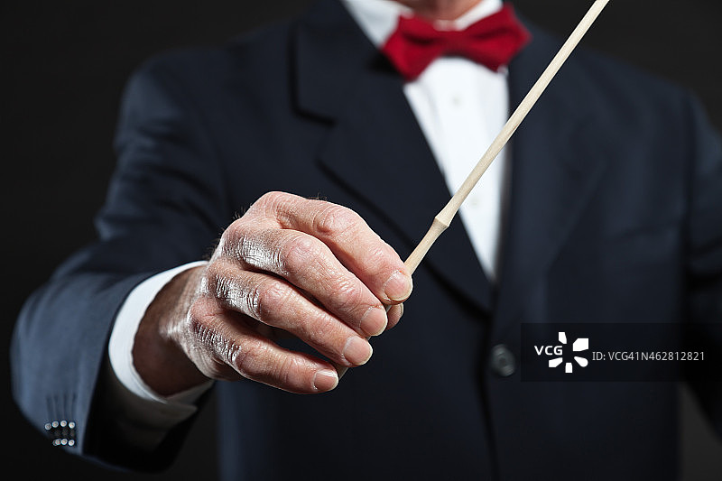 指挥家指挥管弦乐队图片素材