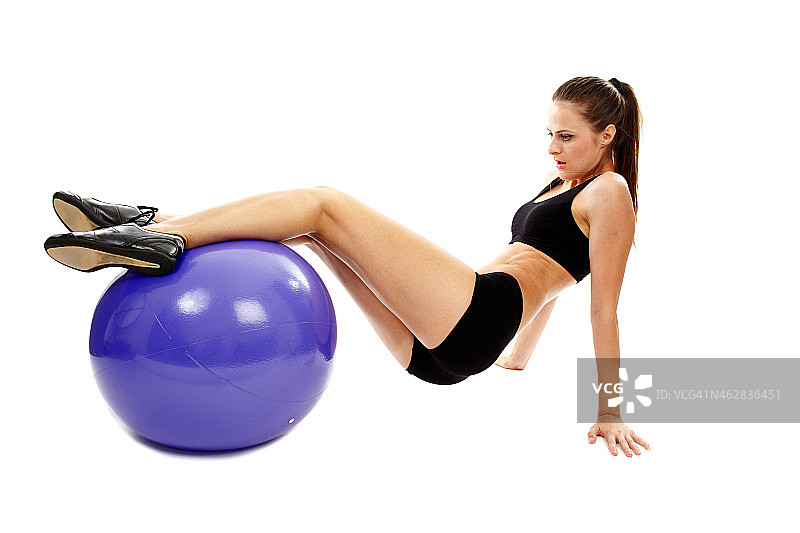锻炼腹部和腿部的年轻女子图片素材