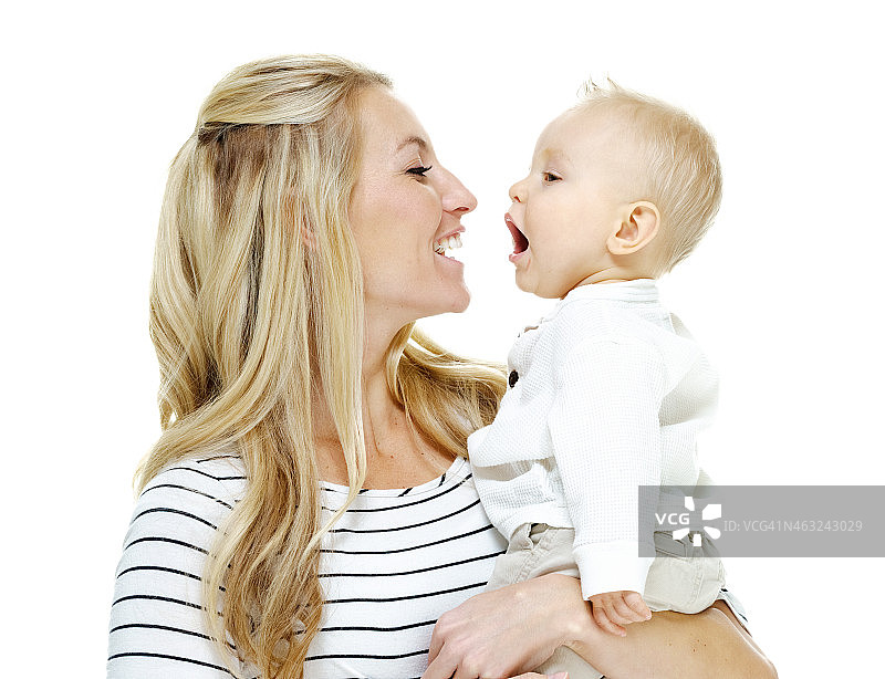 微笑的母亲与宝宝互动图片素材