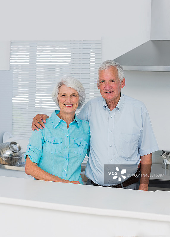 笑容满面的丈夫拥抱他的妻子图片素材