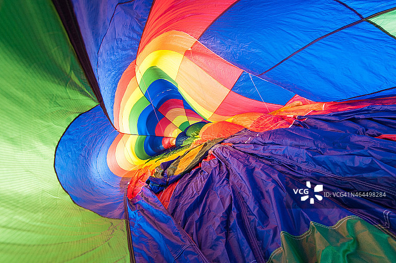 色彩鲜艳的热气球内部图片素材