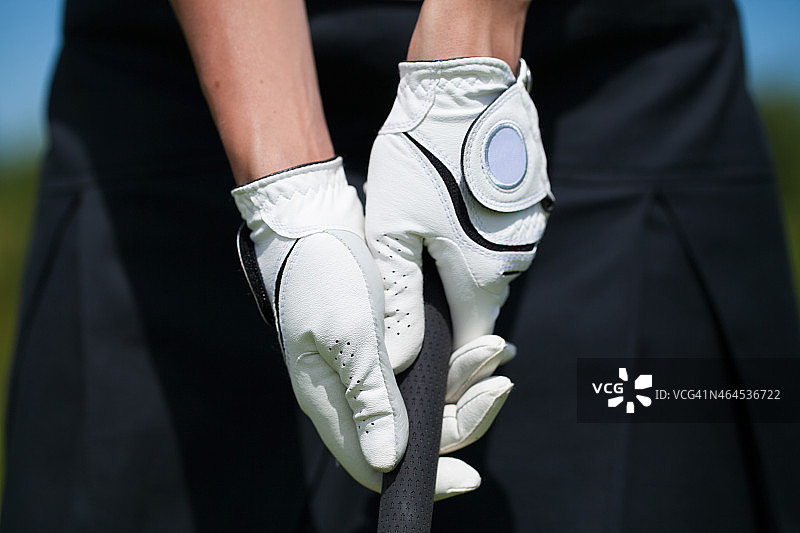 高尔夫球手手套握住铁杆或推杆图片素材