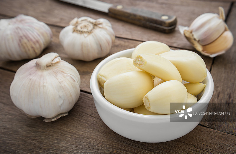 碗里的去皮大蒜图片素材