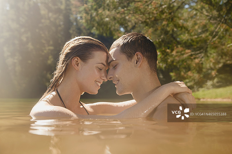 永远紧紧拥抱我图片素材