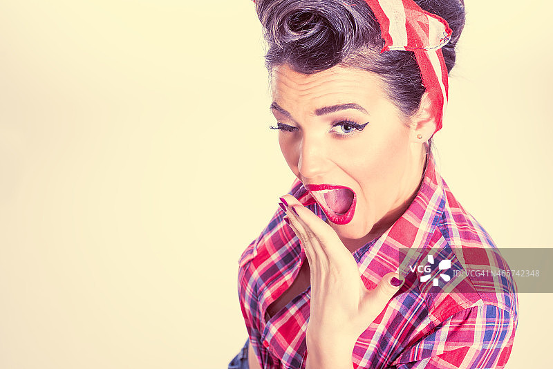 眨眼的性感女郎图片素材