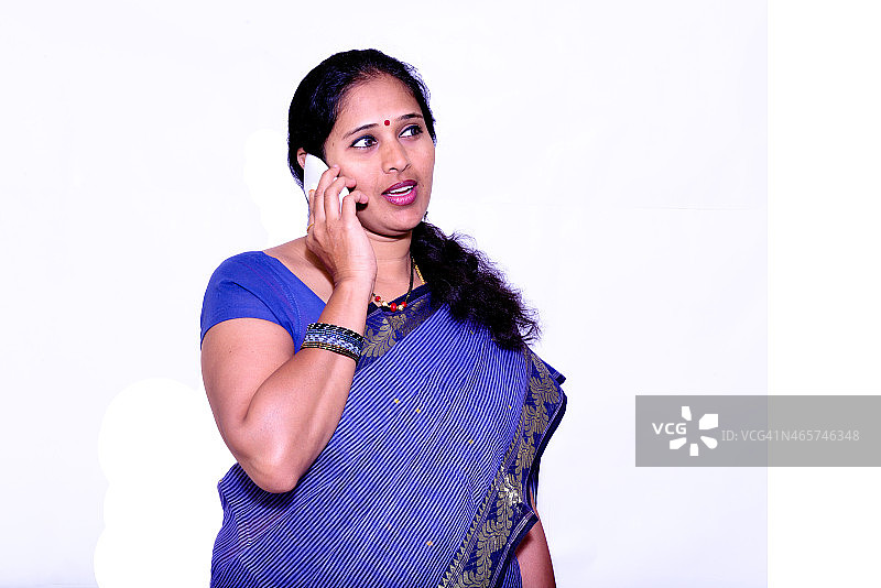 正在用手机通话的印度女人图片素材