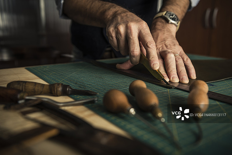 工匠处理皮革图片素材