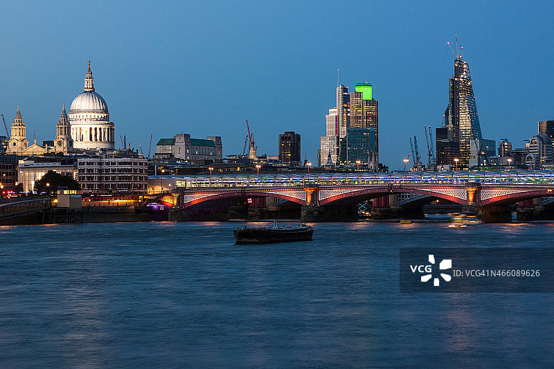 伦敦夜景天际线图片素材