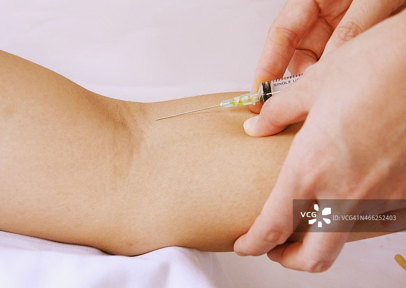 医生为患者注射图片素材
