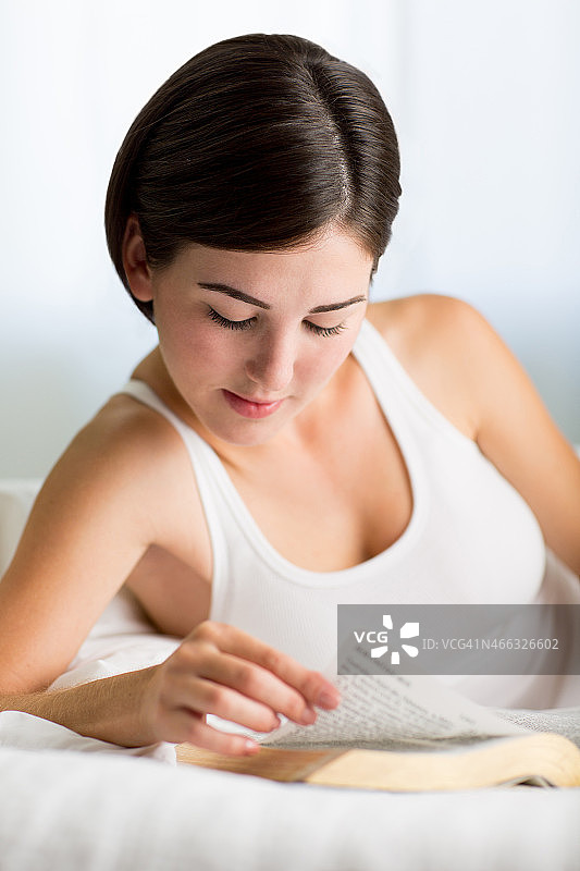 阅读书籍的美丽女人图片素材