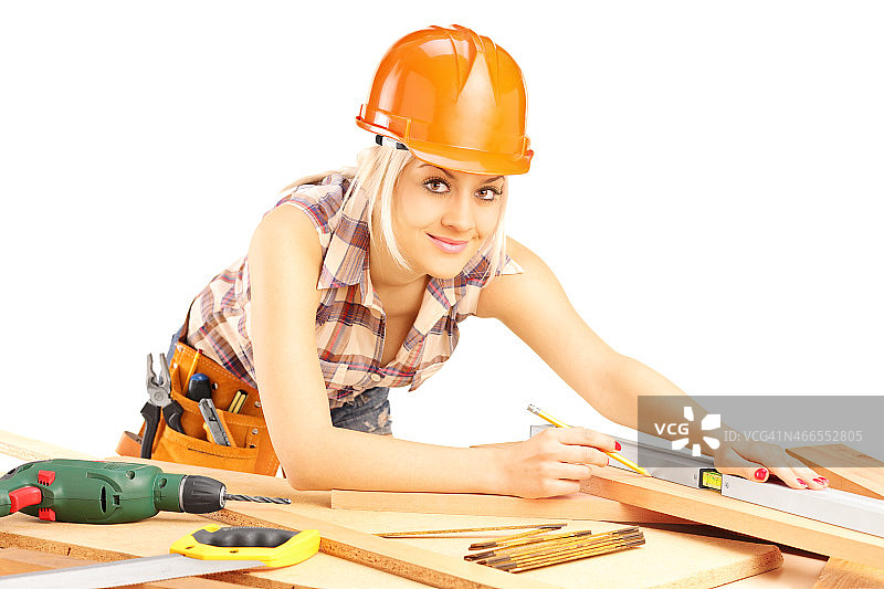 年轻女木匠工作时看向镜头图片素材