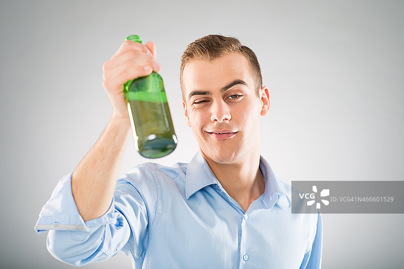 醉酒的男人图片素材