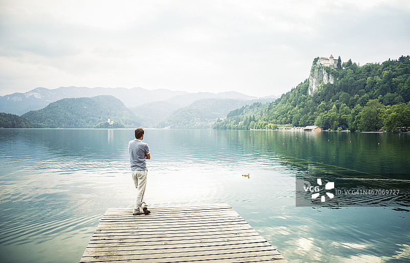 男子欣赏斯洛文尼亚布莱德的景色图片素材