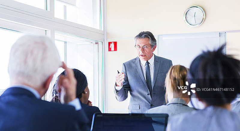 商务人士、教师在教室里参加研讨会图片素材