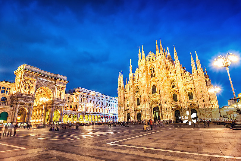意大利米兰大教堂和维托里奥·埃马努埃莱二世拱廊夜景图片素材
