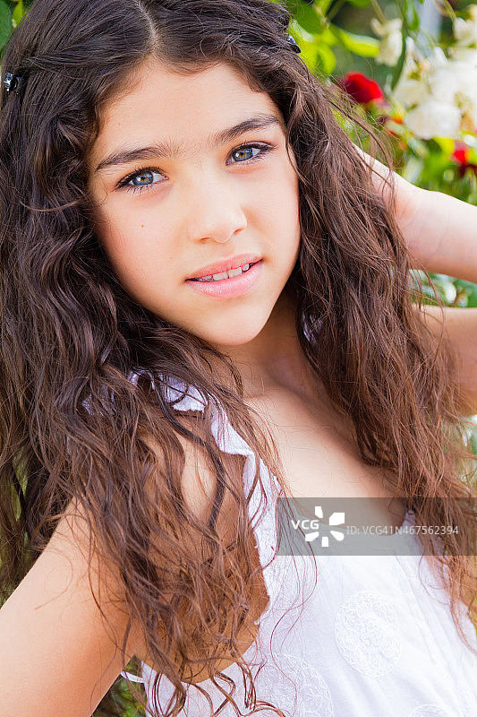 一个夏天在户外的小女孩的肖像图片素材