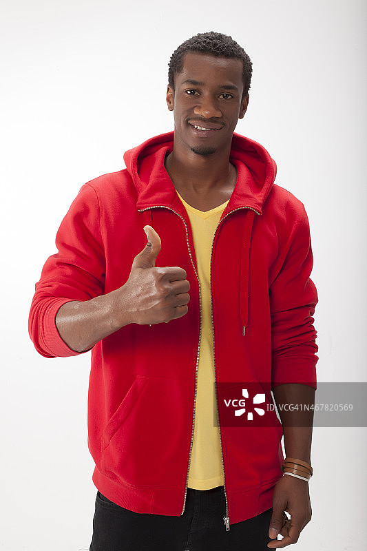 竖起大拇指的年轻男人图片素材