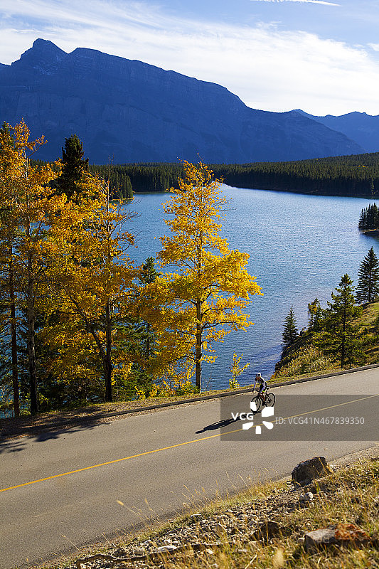 公路自行车女孩图片素材