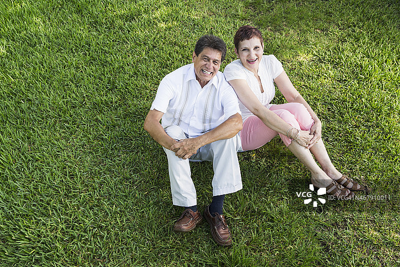 快乐成熟的情侣图片素材