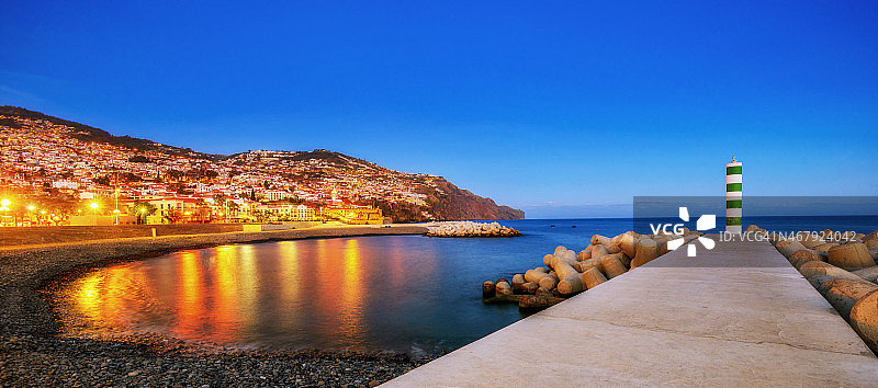 夜晚丰沙尔海滩和市中心全景图片素材