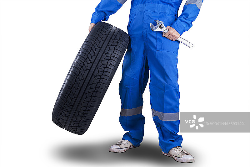 技工携带轮胎和扳手图片素材