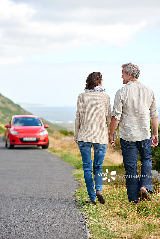 悠闲漫步图片素材
