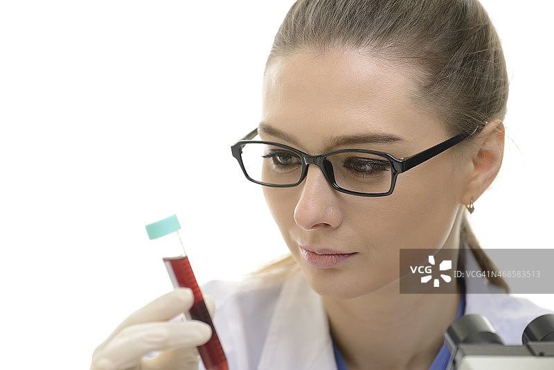 在医学科学实验室工作的研究员图片素材