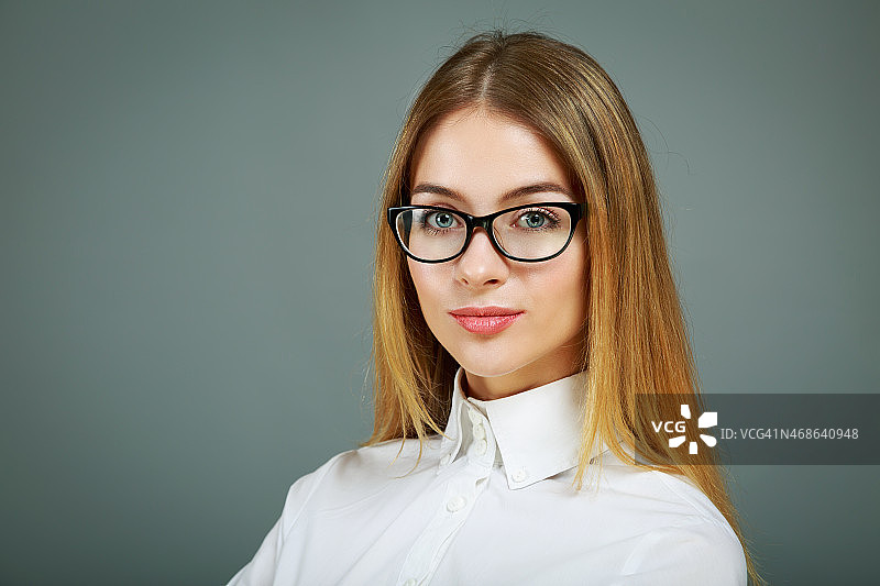 戴眼镜的商务女性肖像图片素材