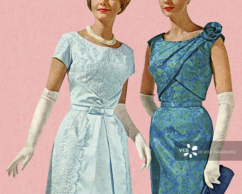 两个穿着晚礼服的女人图片素材