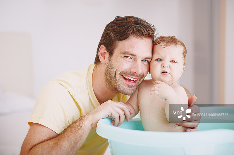 她对水又爱又恨图片素材